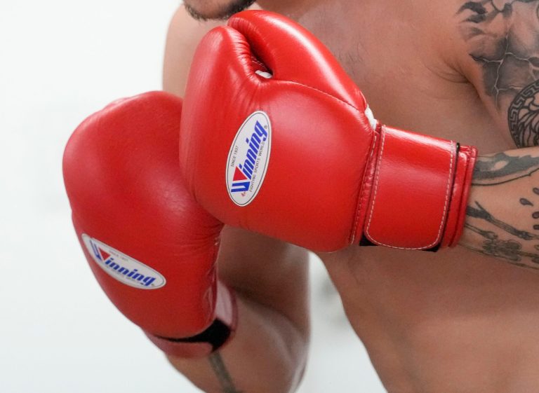 MMA fighter slams and chokes out knife-wielding thief