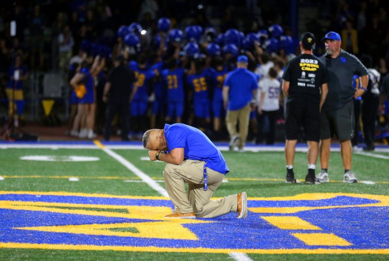 Coach Joe Kennedy lauded as ‘hero’ after taking knee in prayer for first time since Supreme Court victory