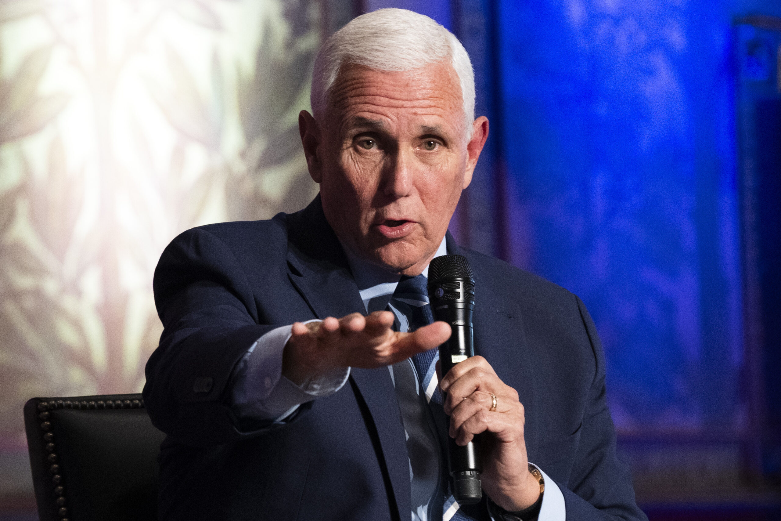 Heckler claims he and Mike Pence are gay during press conference