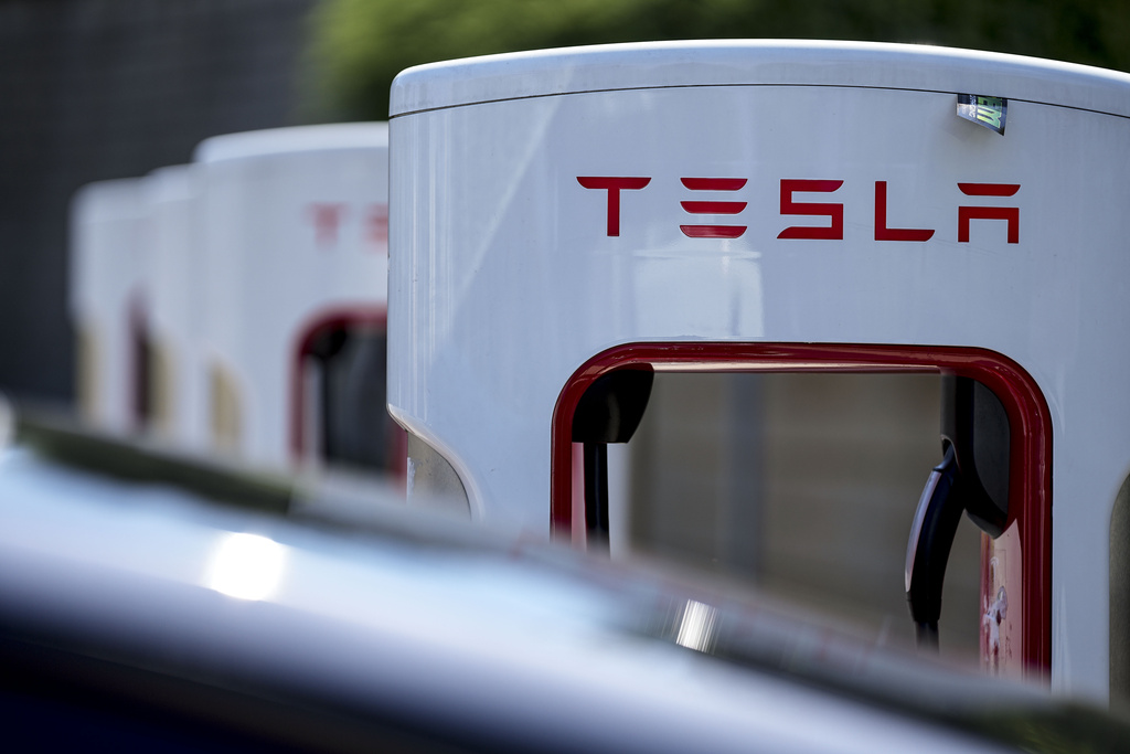 Tesla wins first trial over self-driving car crash death