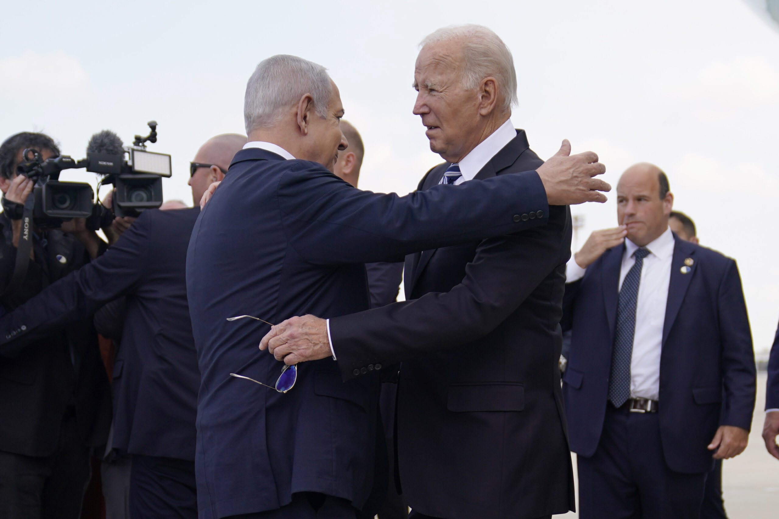 Israel war: Biden arrives in Tel Aviv with the world watching