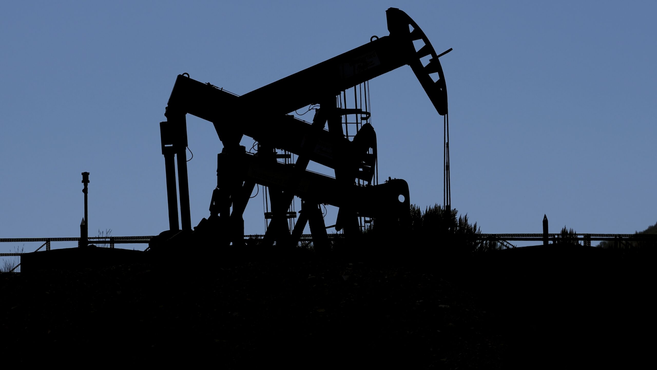 US crude oil production hits record high in August