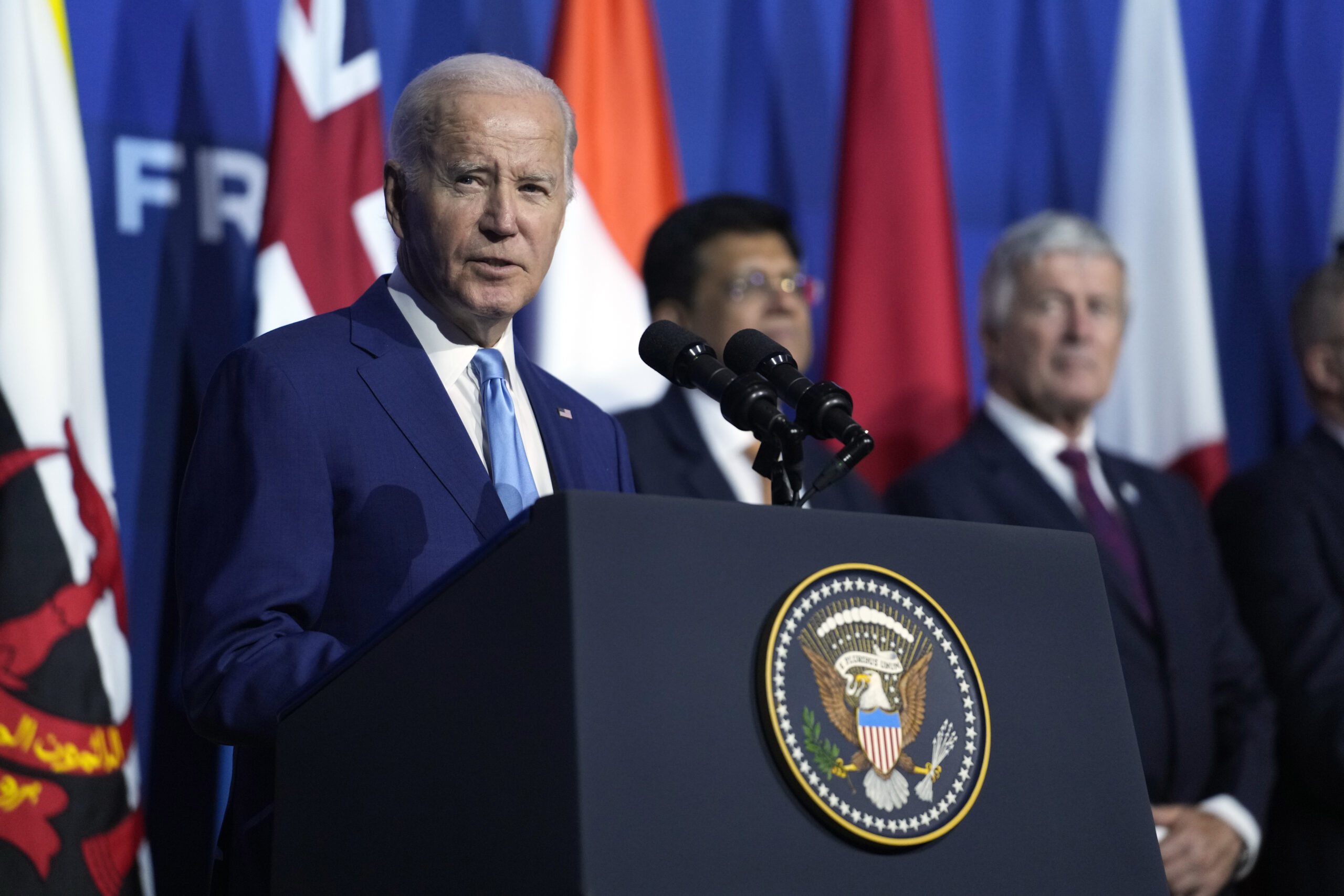 Biden meets with Mexican president in hopes of three-way fentanyl cooperation