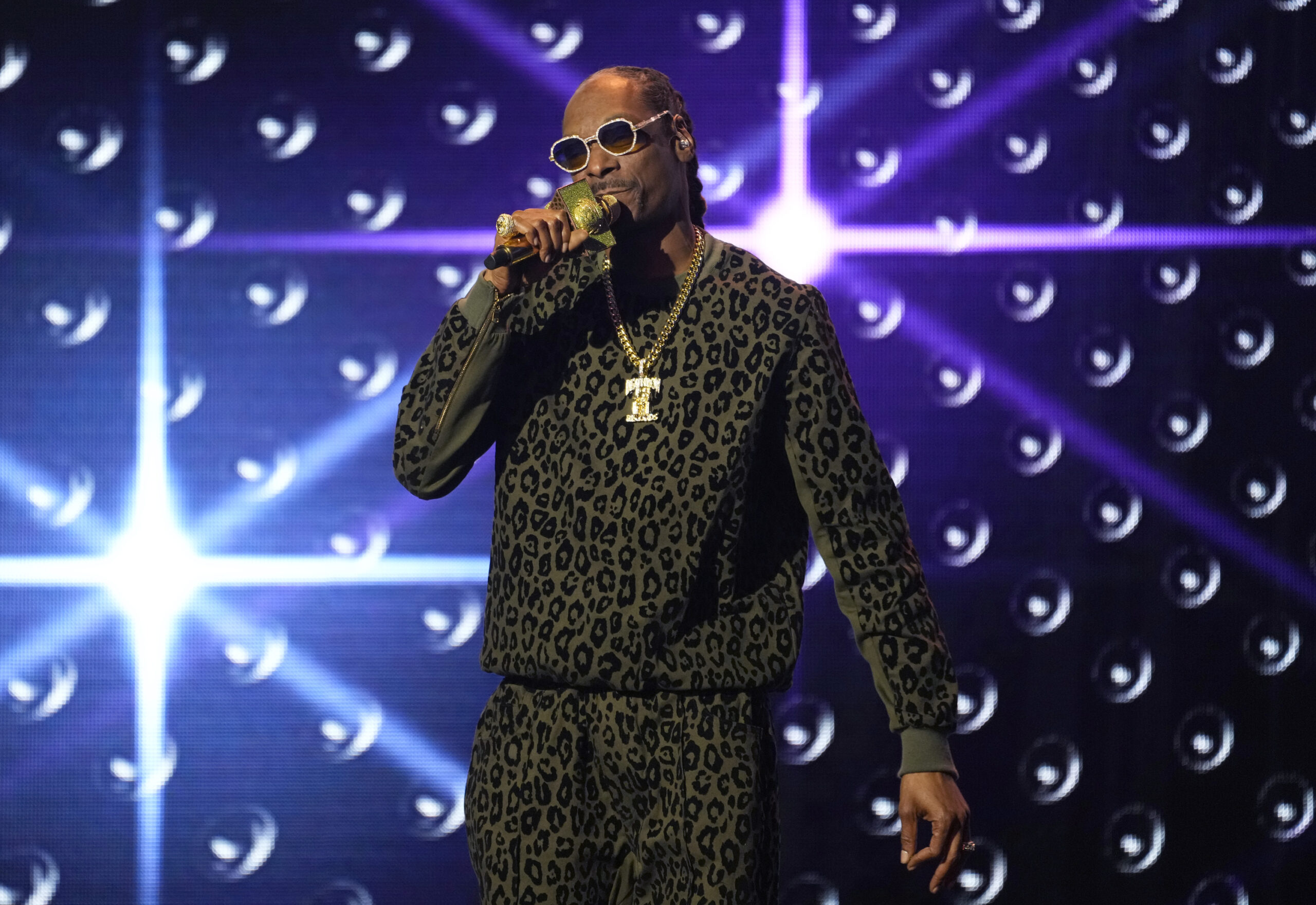 Snoop Dogg reveals his ‘giving up smoke’ announcement was for an ad