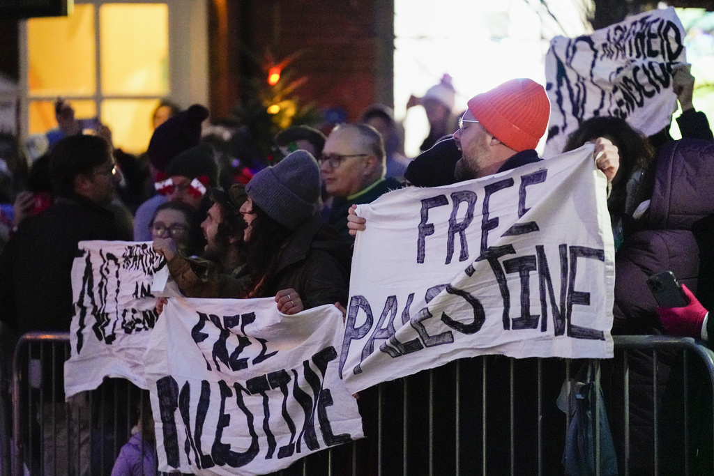 Biden’s stroll through Nantucket interrupted by pro-Palestinian protesters