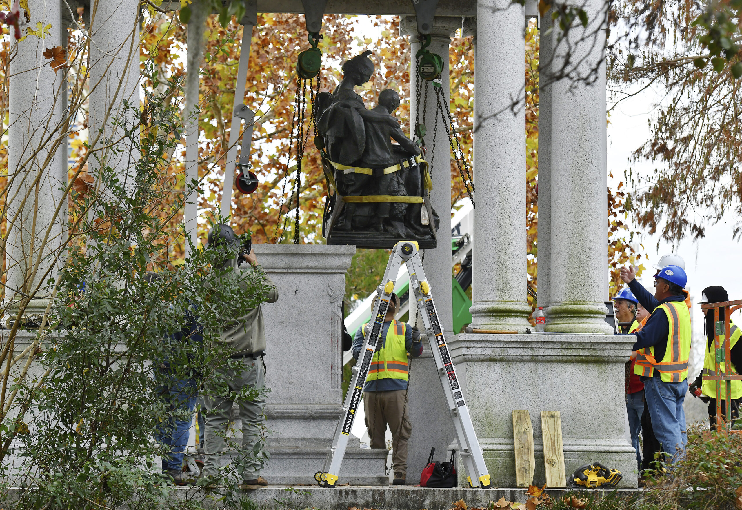 Democratic Jacksonville mayor removes Confederate statue, skirting City Council approval