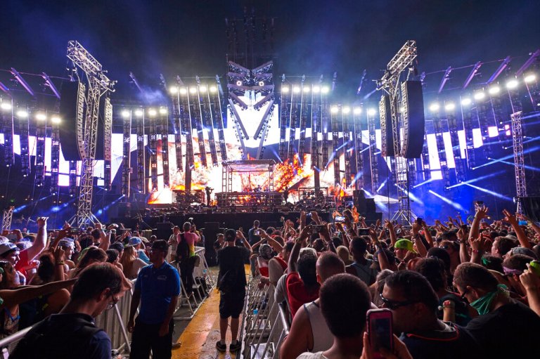 Fans storm the gates of Electric Zoo music festival