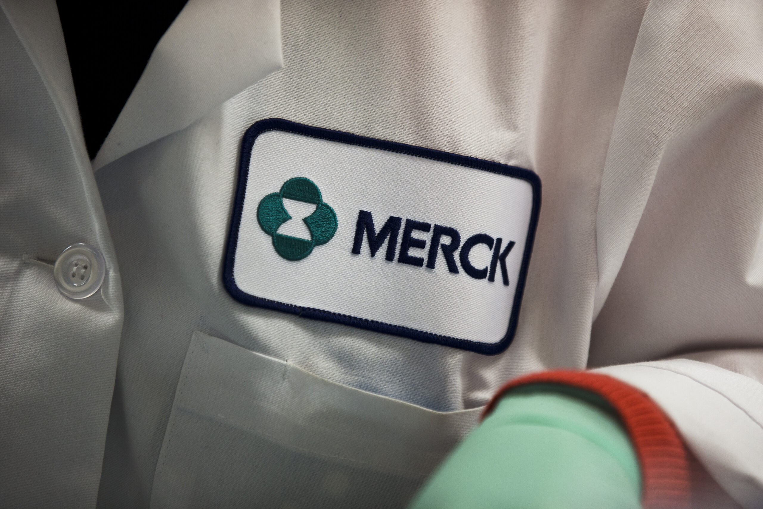 Merck Q4 net drops 14 pct. on generic competition