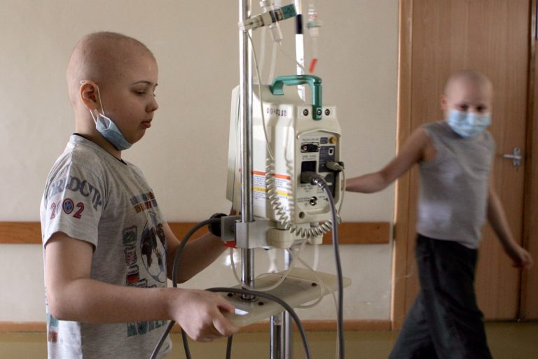 Pasha (left) from the city of Baranovichi and Vova (right) Kazakhstan walk down the hallway of the Children's Oncology Center on March 13, 2006 in Minsk, Belarus. (Photo by Ezra Shaw/Getty Images)