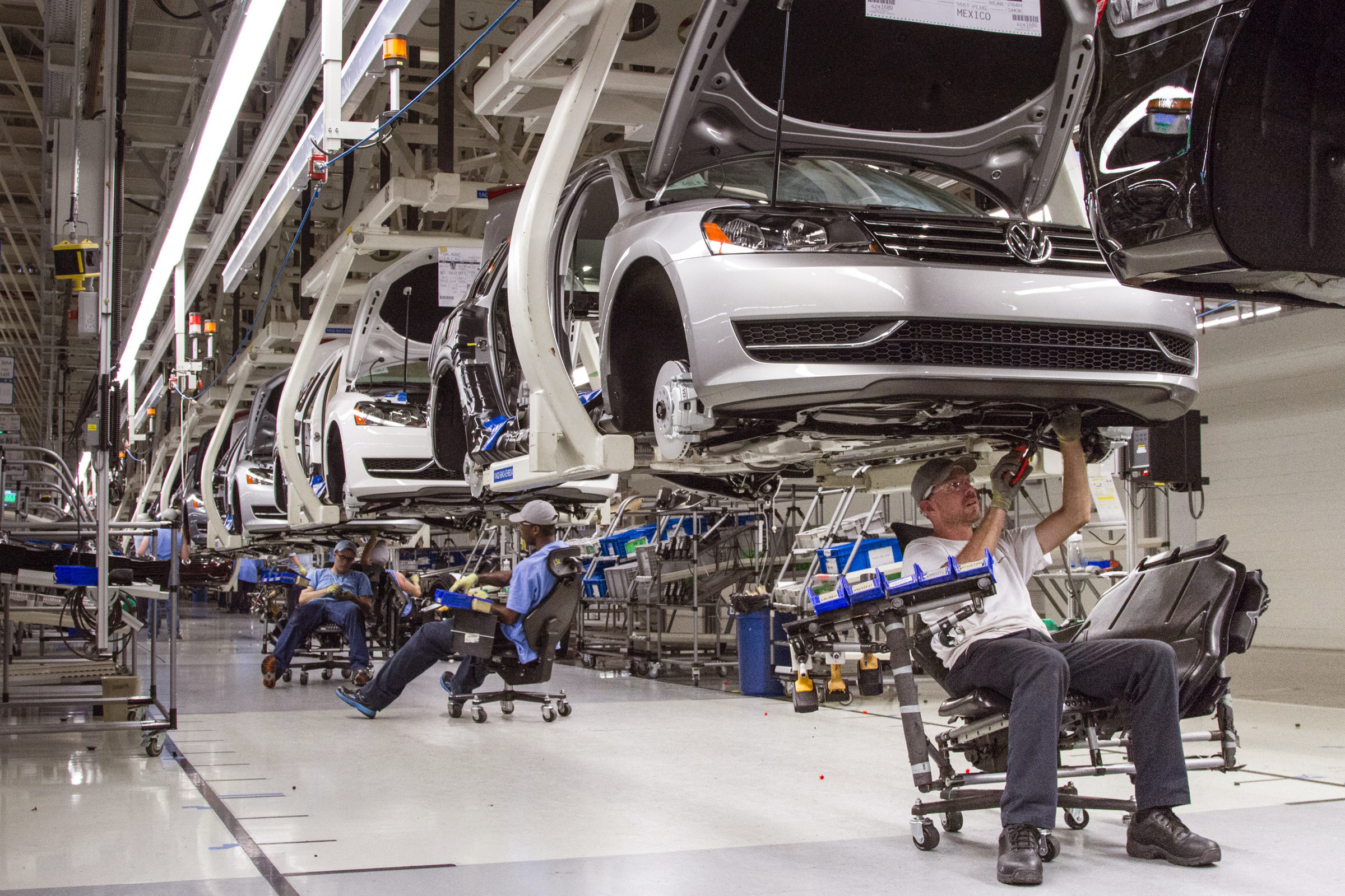 VW to build new SUV in Tennessee, add 2,000 jobs