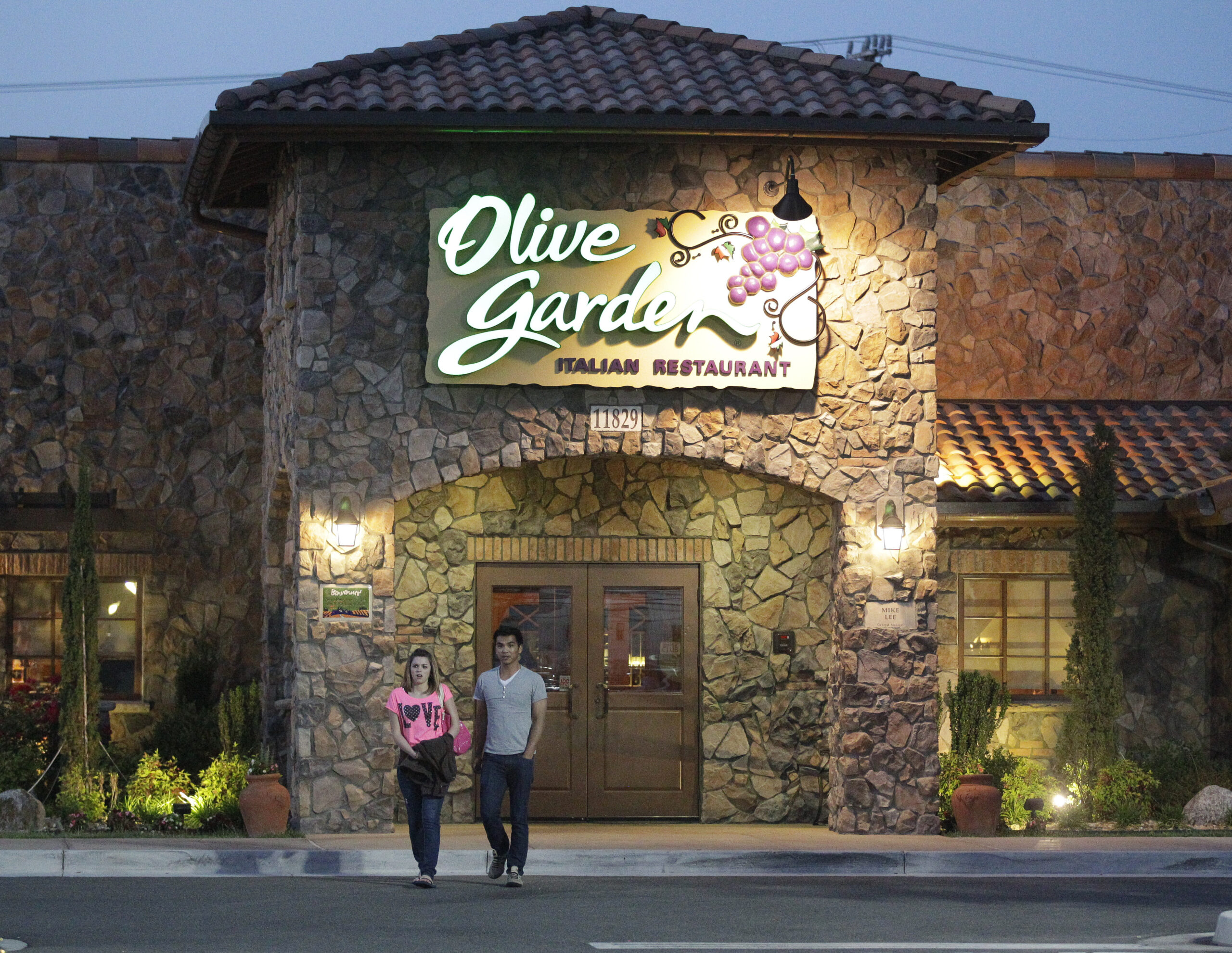 Olive Garden, Red Lobster sales continue to slide