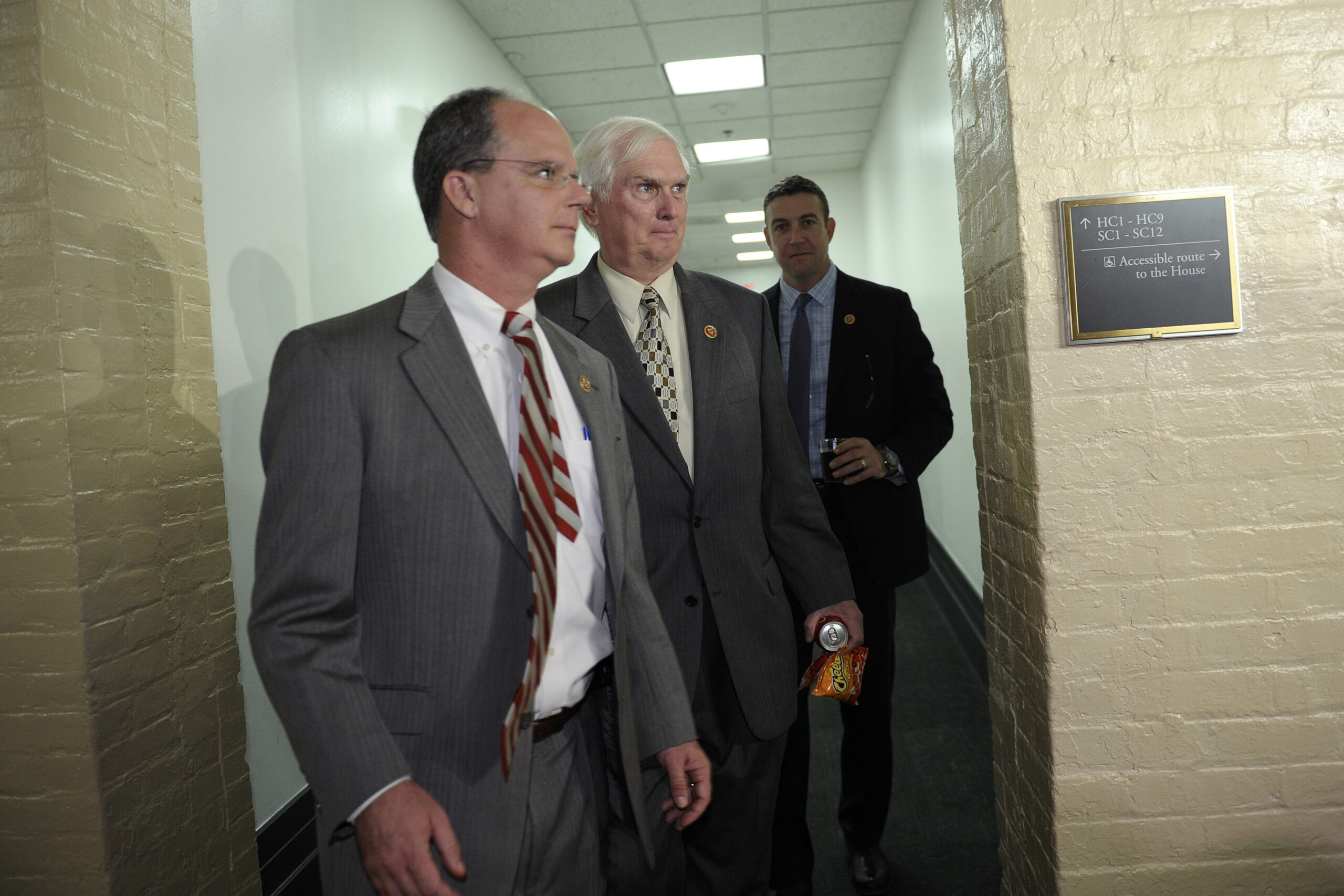 Vet lawmakers introduce bill to draft women