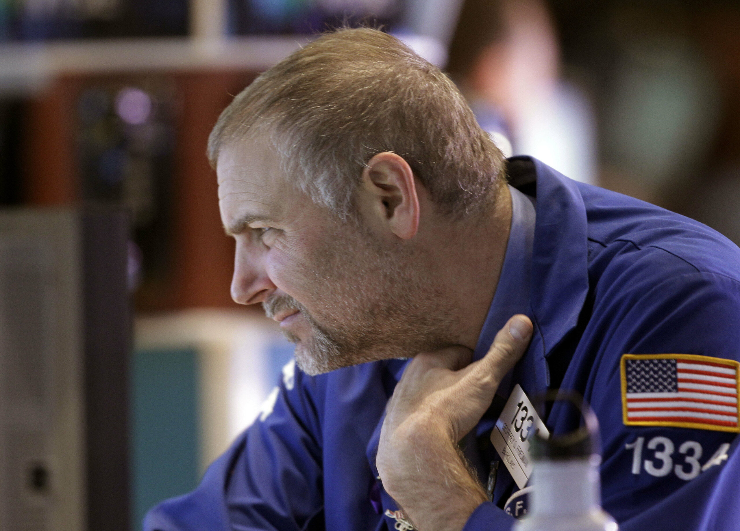 Retailers pull stocks lower on poor holiday sales