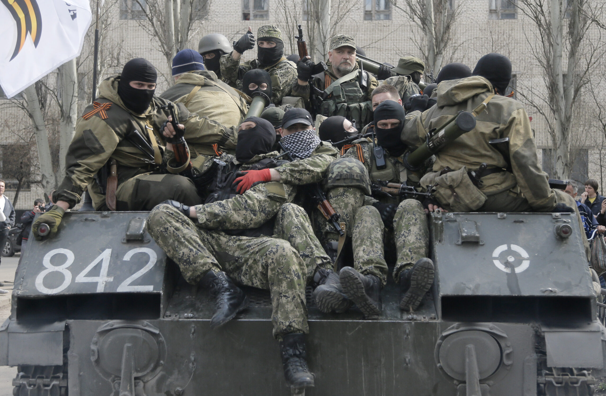 Pro-Russian gunmen make inroads in eastern Ukraine