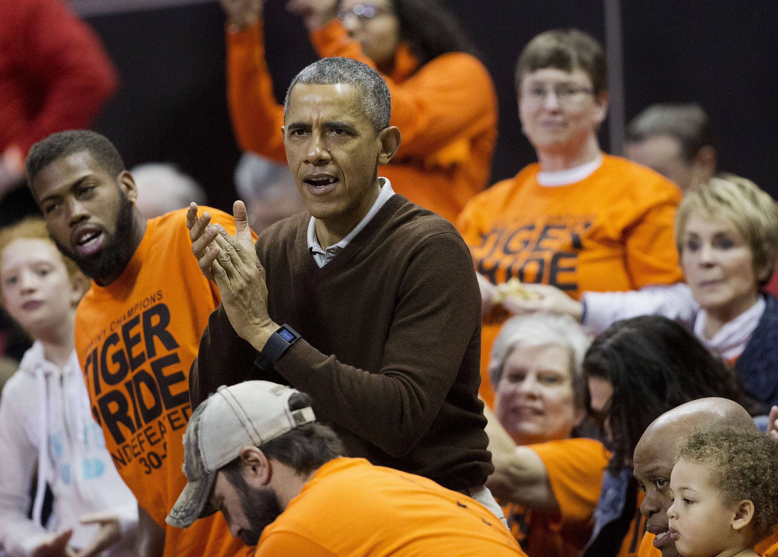 Obama takes in niece’s basketball game