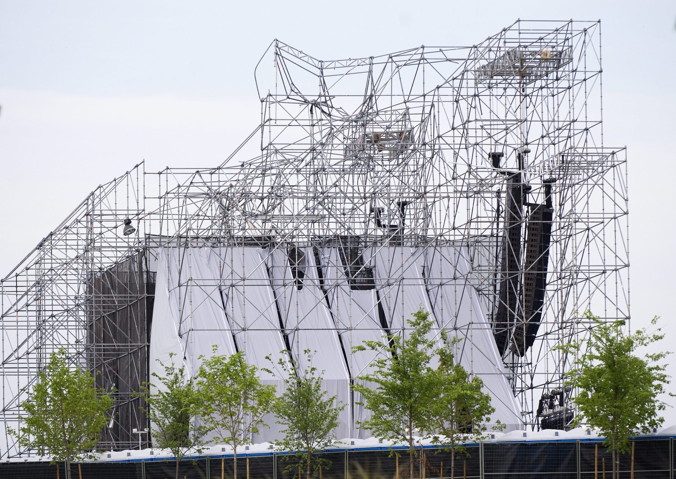 Radiohead drum technician killed in stage collapse