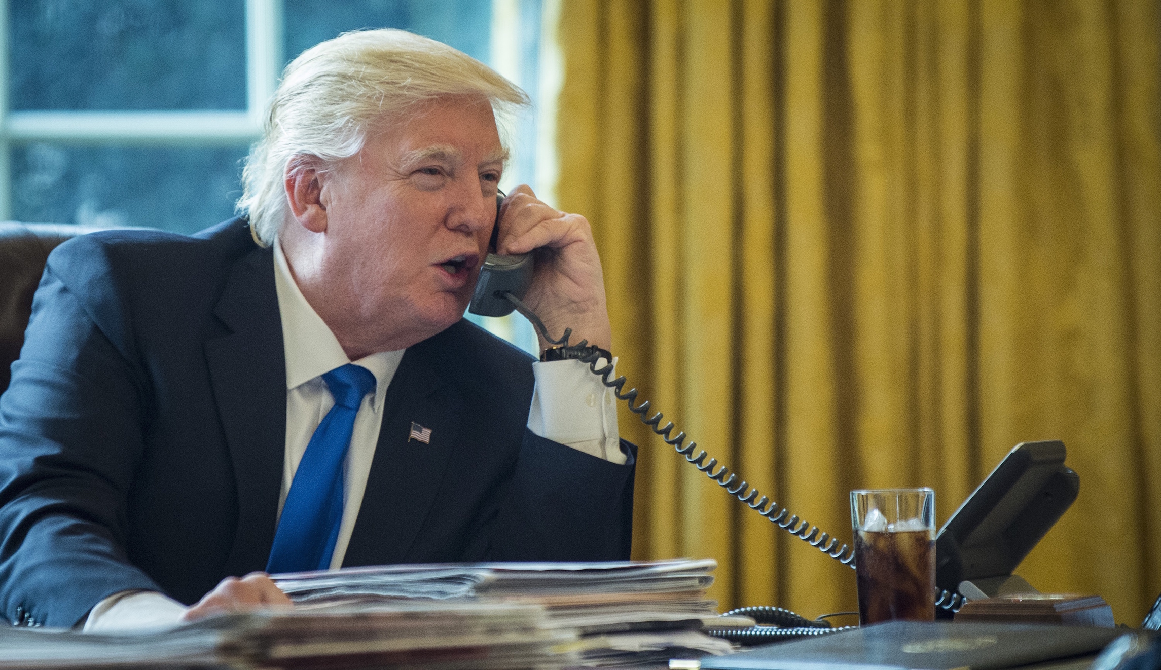 White House reportedly enforcing ban on aides using personal phones