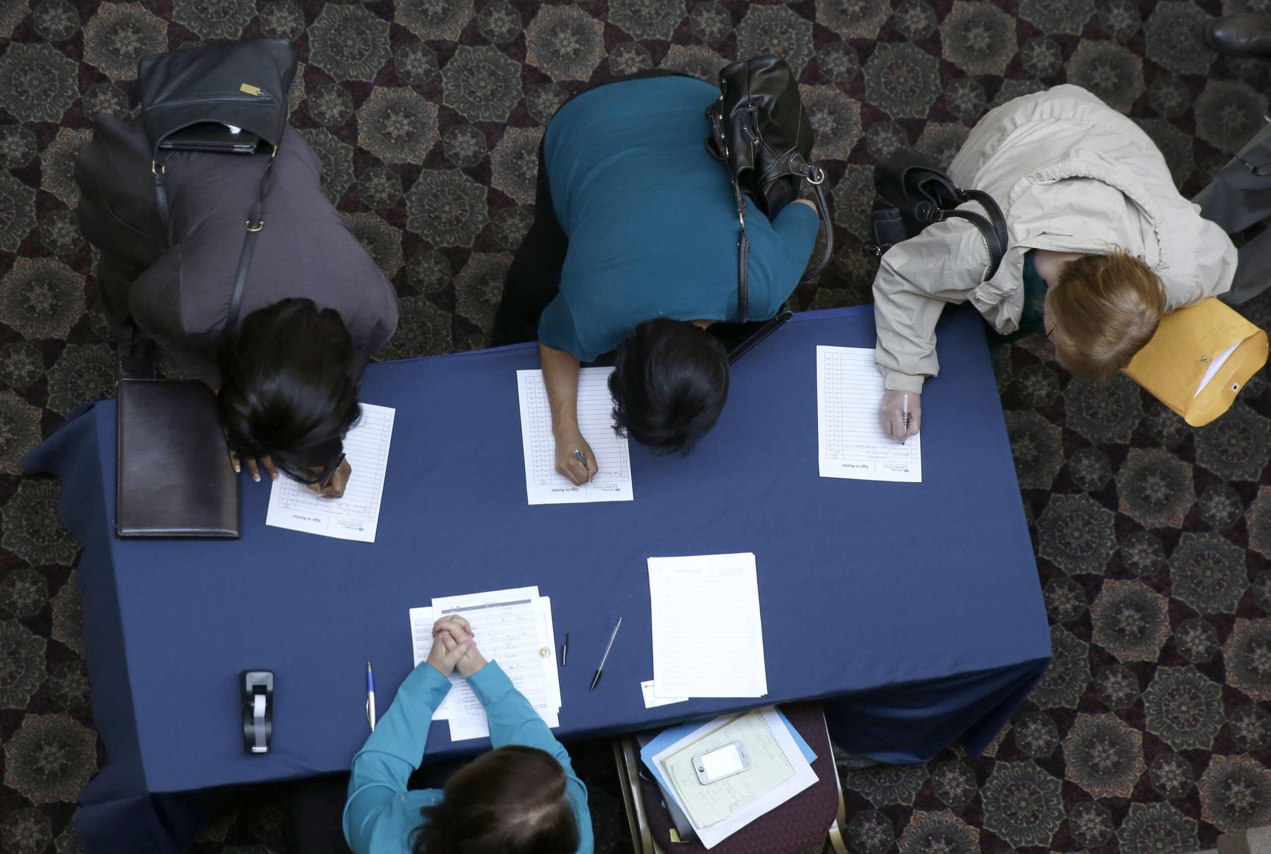 Applications for US jobless aid up 16,000 to 326,000