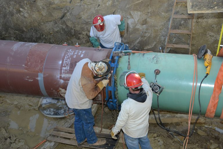 UA Pipefitters work on construction of the Keystone XL Pipeline's southern portion outside Tulsa, OK January 2013. Credit: Dean Battaglia - UA.  (PRNewsFoto/Oil and Natural Gas Industry Labor-Management Committee) THIS CONTENT IS PROVIDED BY PRNewsfoto and is for EDITORIAL USE ONLY**