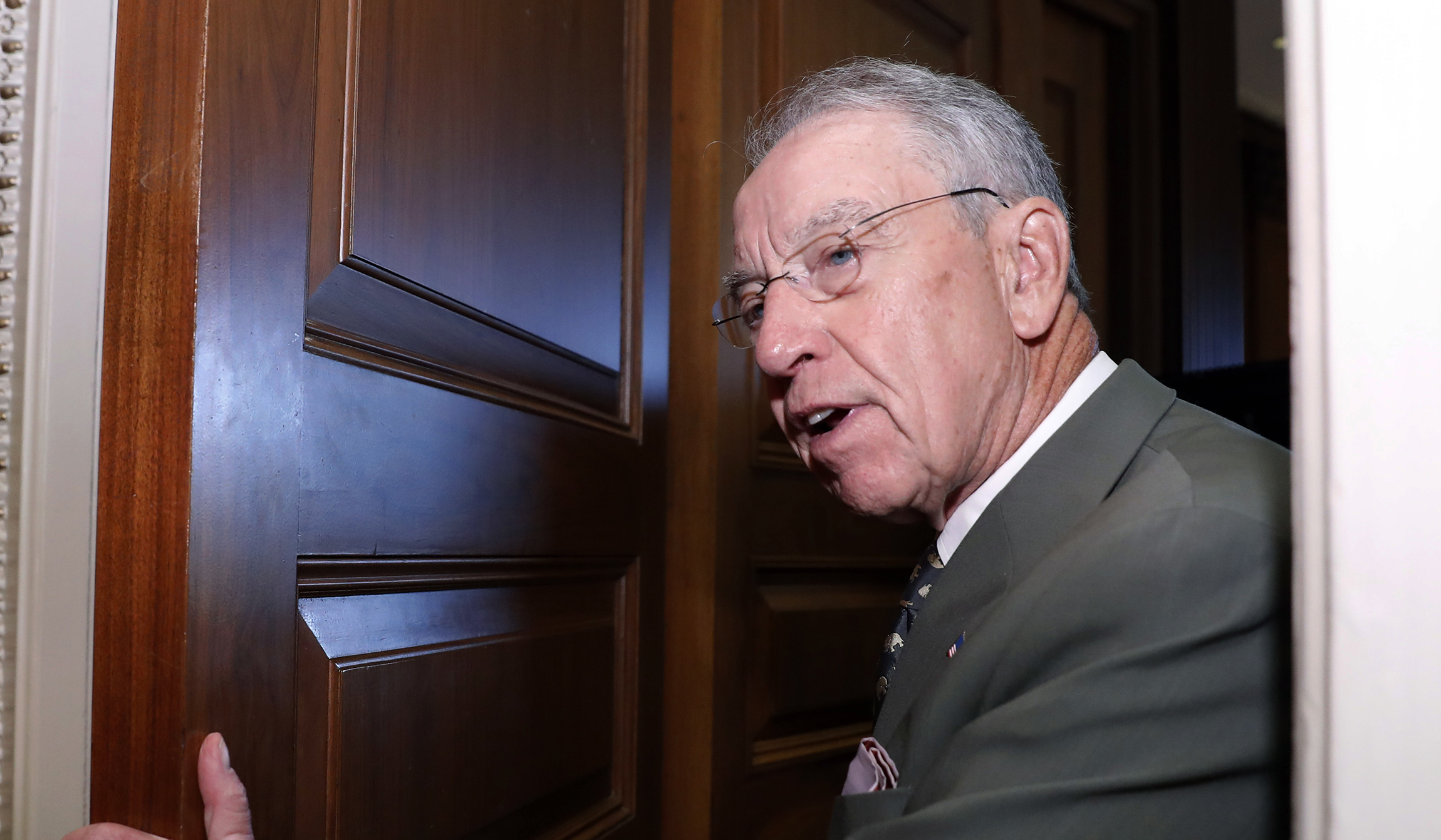 Chuck Grassley asks FBI whether it warned Trump about Russian interference