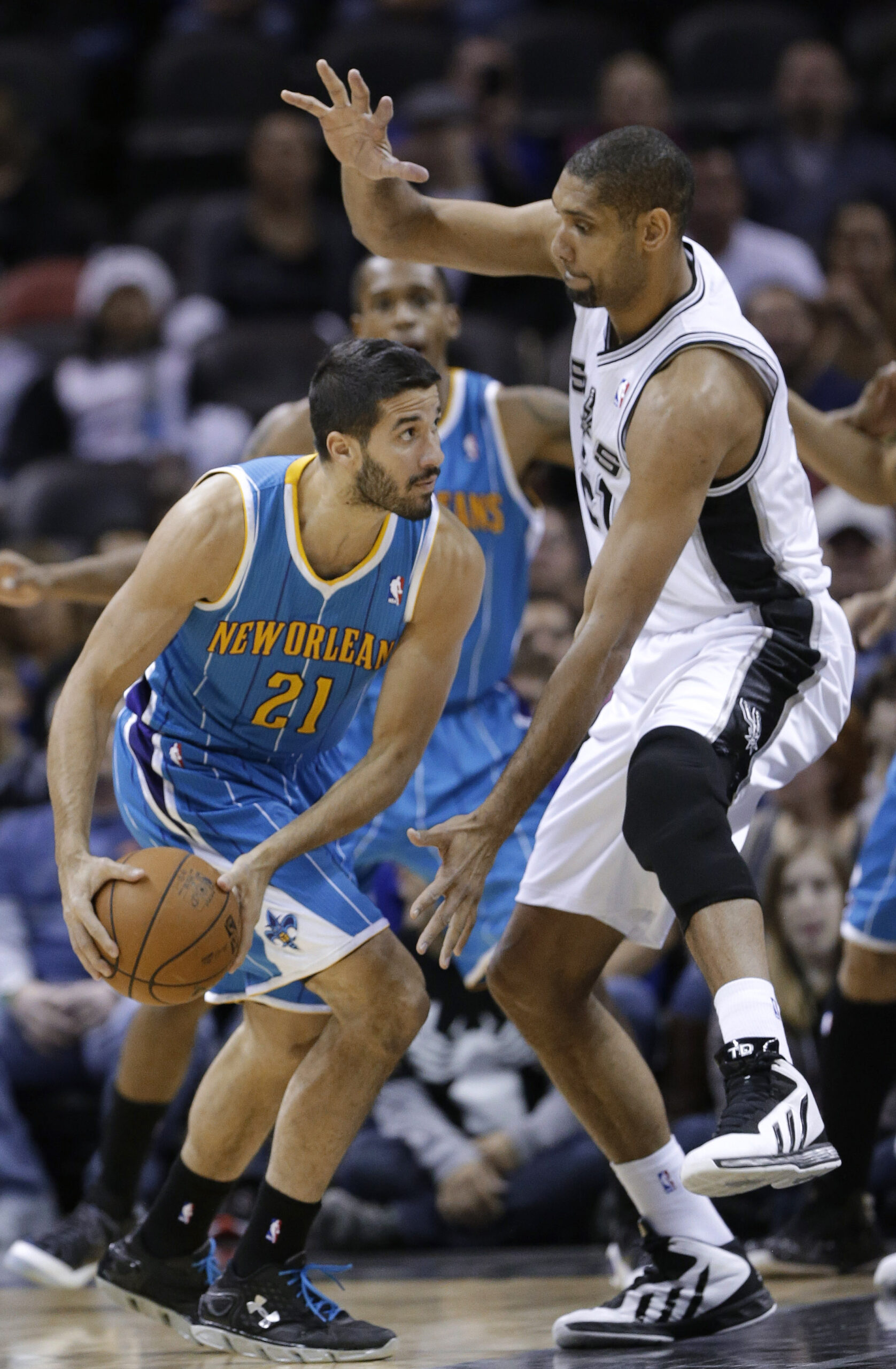 Parker scores 25, Spurs beat Hornets 99-94