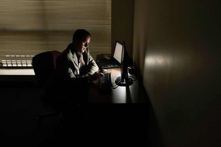 Mike Baute from Florida's Child Predator CyberCrime Unit talks with people on instant messenger during the unveiling of a new CyberCrimes office March 7, 2008 in Fort Lauderdale, Florida. (Photo by Joe Raedle/Getty Images)