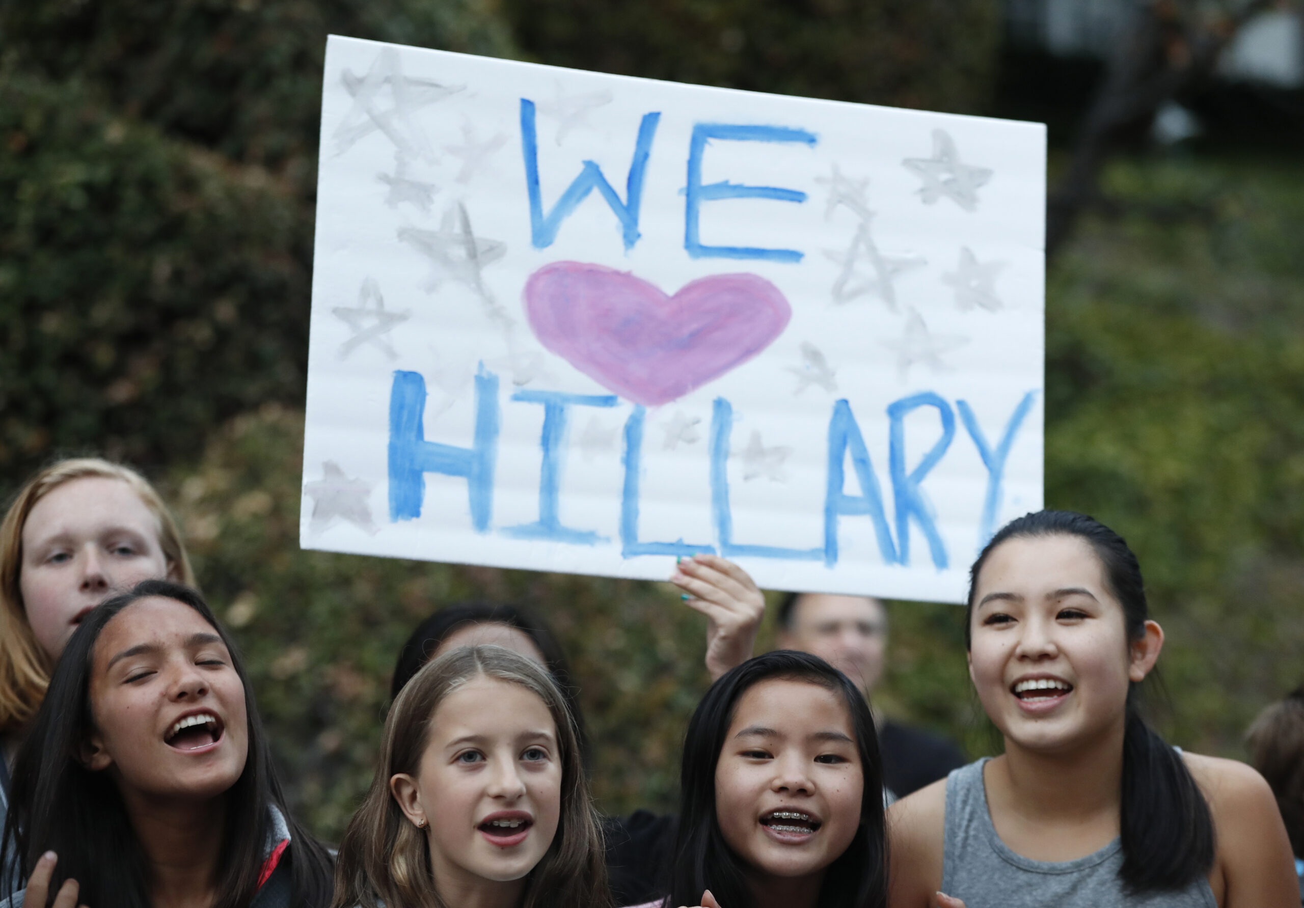 Poll: Unpopular Clinton up 10 points over Trump nationally