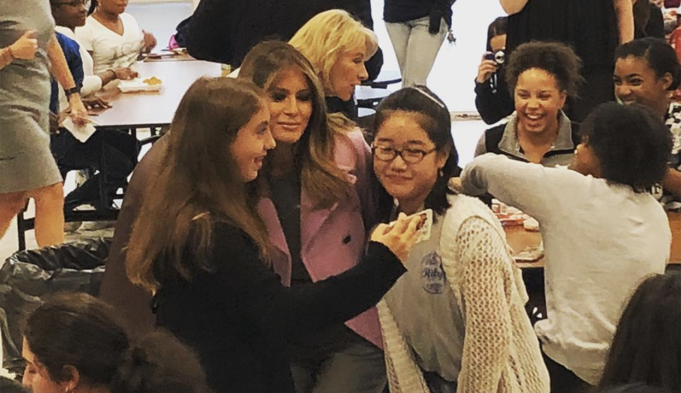 Melania Trump mobbed by middle schoolers for selfies: Watch
