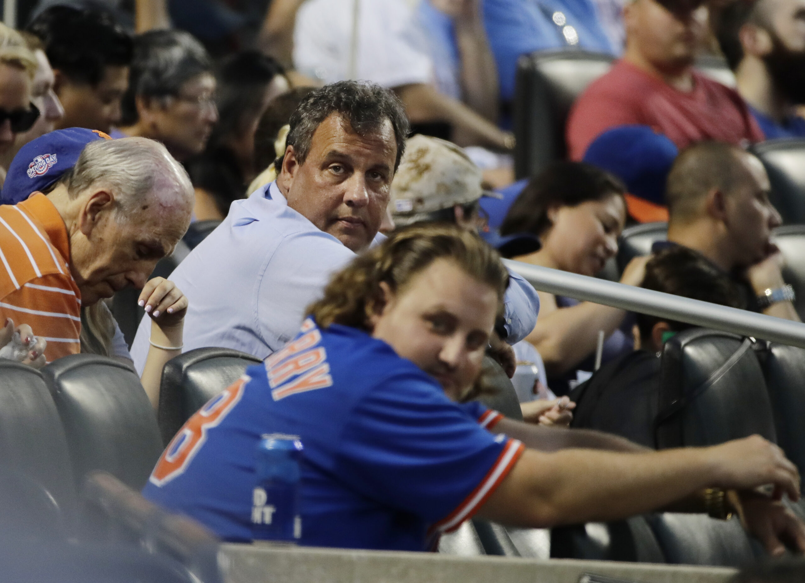 Watch: Chris Christie goes nose-to-nose with Cubs fan while holding nachos after jeers