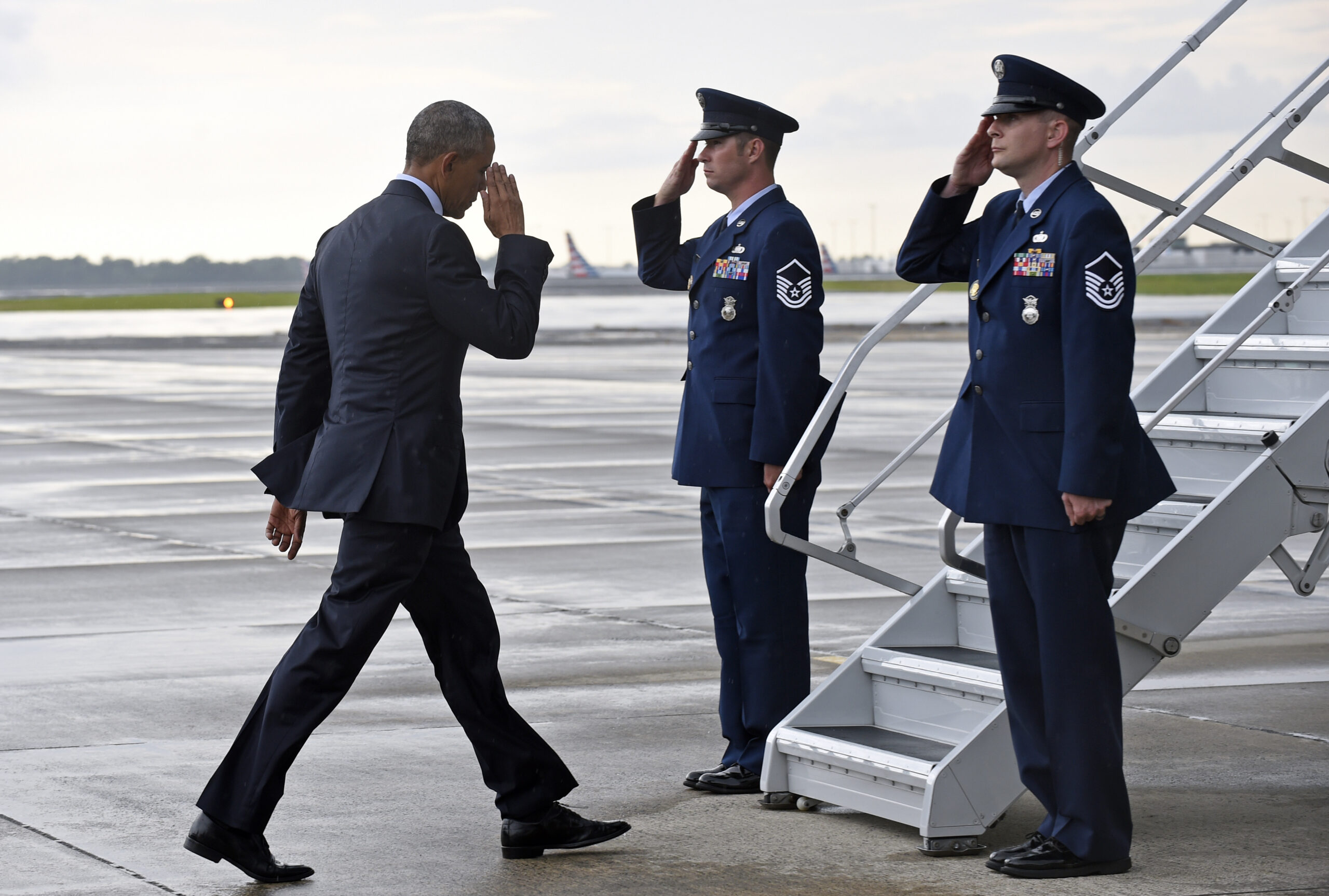 Obama not ready to halt National Guard paybacks yet