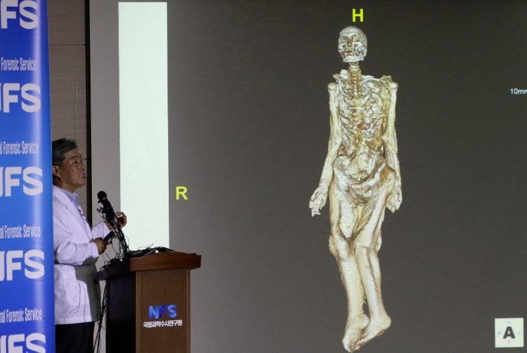 Lee Han-young, left, a head of Forensic Medicine Department of the National Forensic Service briefs to the media at the National Forensic Service in Seoul, South Korea, Friday, July 25, 2014. South Korea's state-run forensic lab said Friday it has failed to find out how a fugitive billionaire blamed for April's ferry disaster died. Police said Tuesday that a badly decomposed body found in a rural area last month was identified as Yoo Byung-eun. Police cited DNA and fingerprint tests taken by the National Forensic Service. Authorities had sought the 73-year-old, believing he owned the sunken ferry and that his alleged corruption may have contributed to the disaster. (AP Photo/Lee Jin-man)