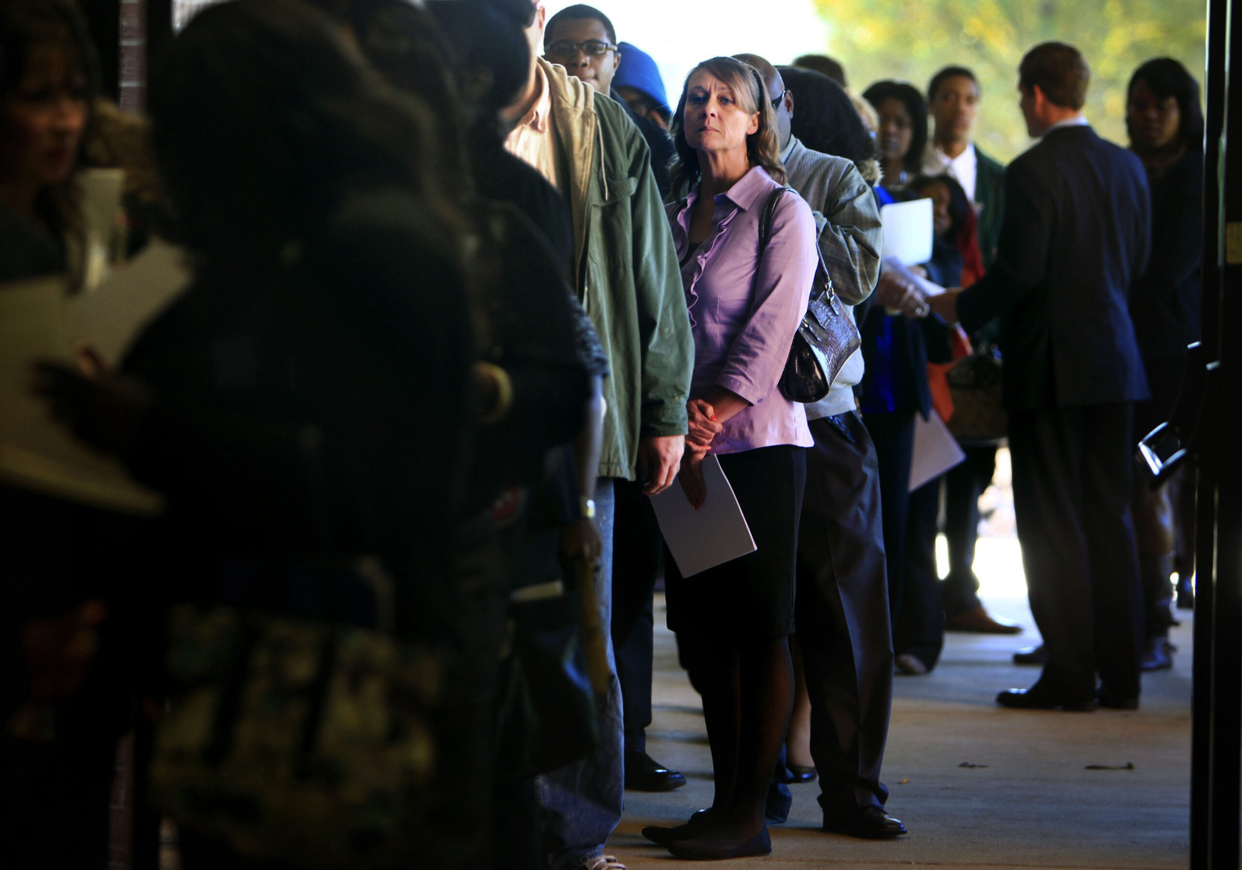 Weekly US jobless claims drop 42K to 338K