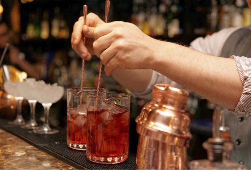 Obama calls on bartenders to host happy hours for Obamacare