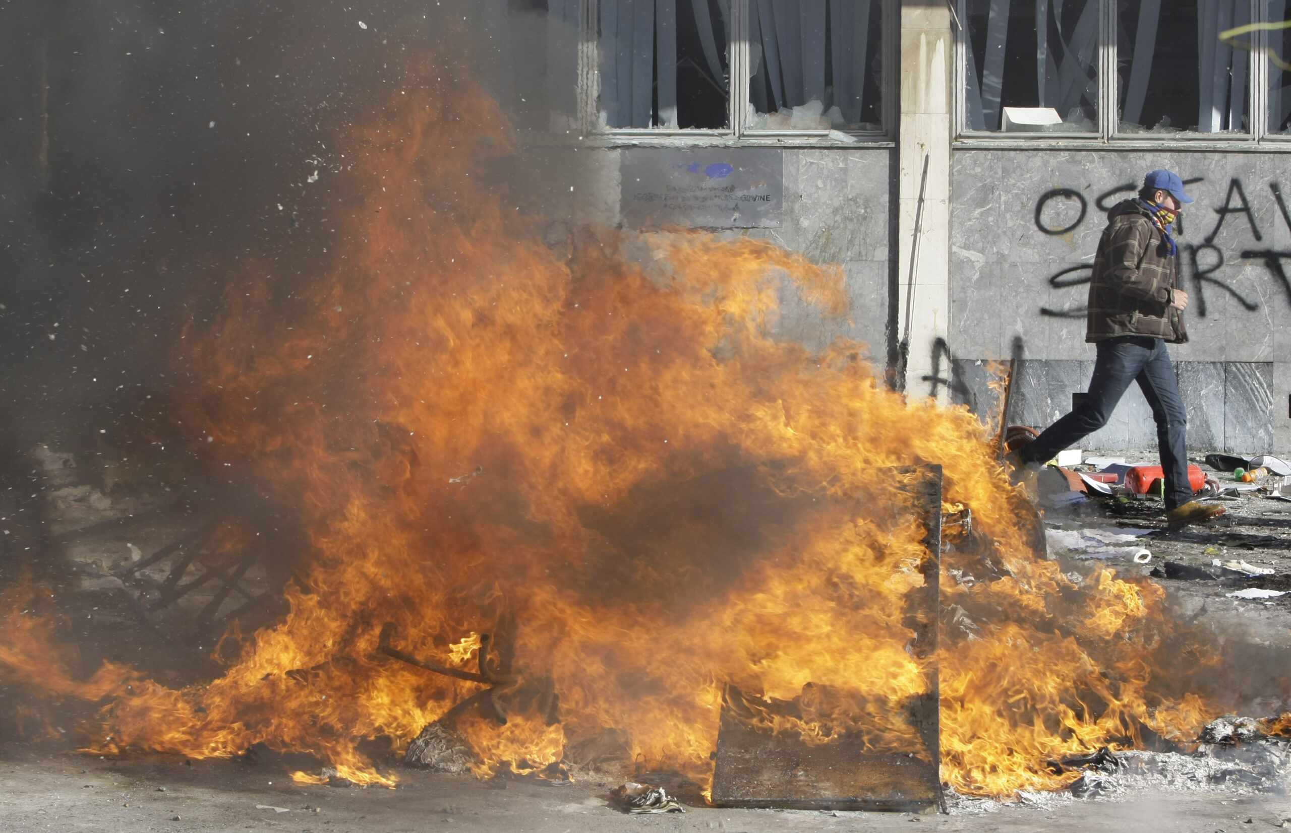Violent anti-govt protests spread across Bosnia