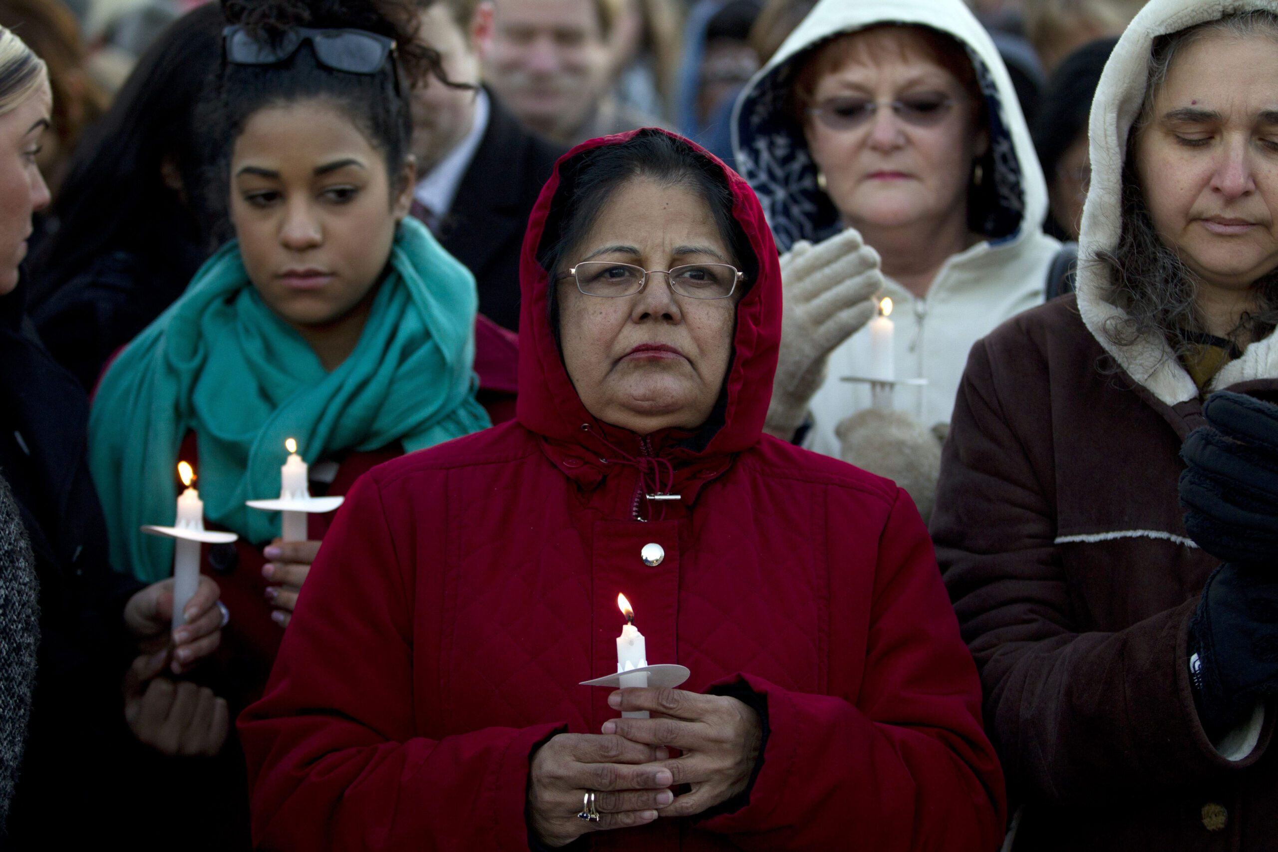 Md. mall 2 died holds candlelight vigil