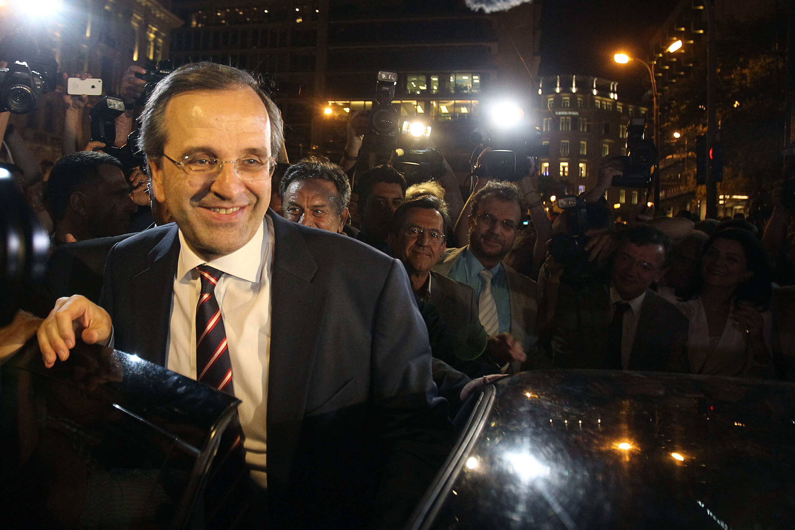 Greek conservatives win, head into coalition talks