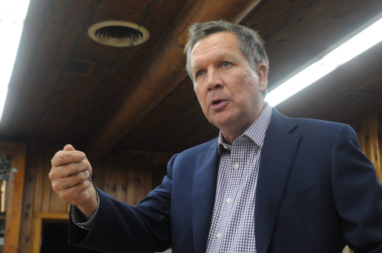 Ohio Gov. John Kasich pushes South Dakota lawmakers to support a balanced federal budget amendment during a Tuesday, Jan. 20, 2015 meeting at an American Legion post in Pierre, S.D. (AP Photo/James Nord)