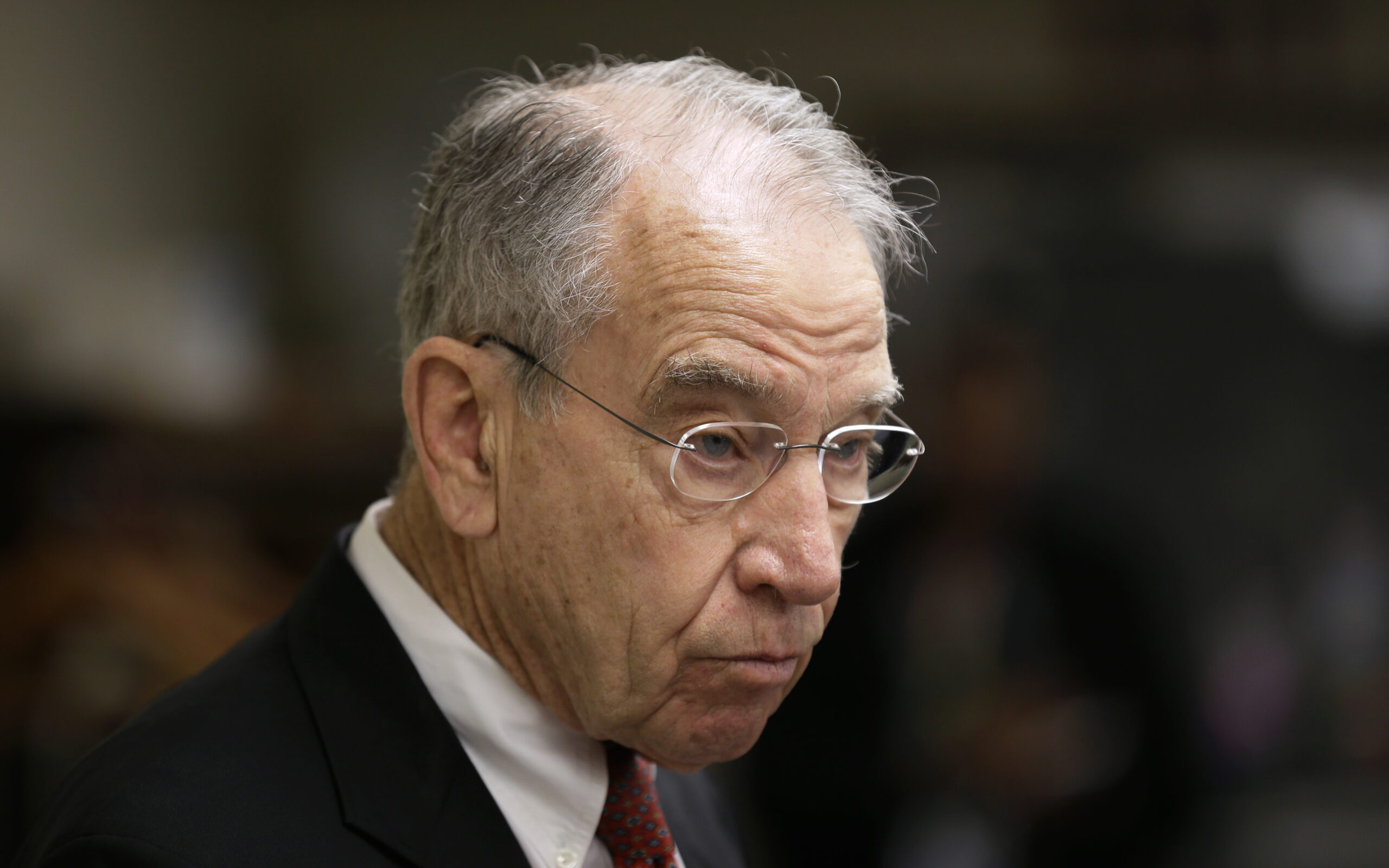 FBI may leak details of Clinton probe, Senate Judiciary head says