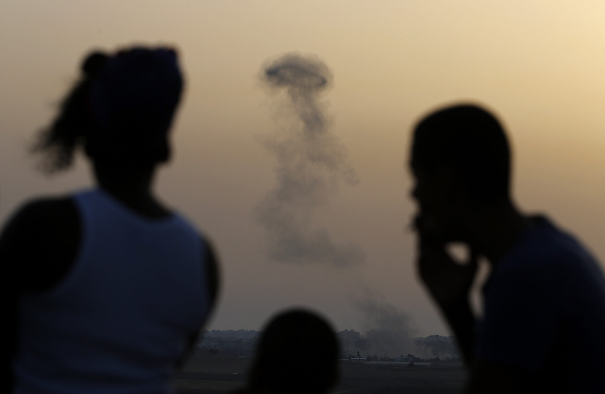 Israel troops briefly raid Gaza as offensive rages
