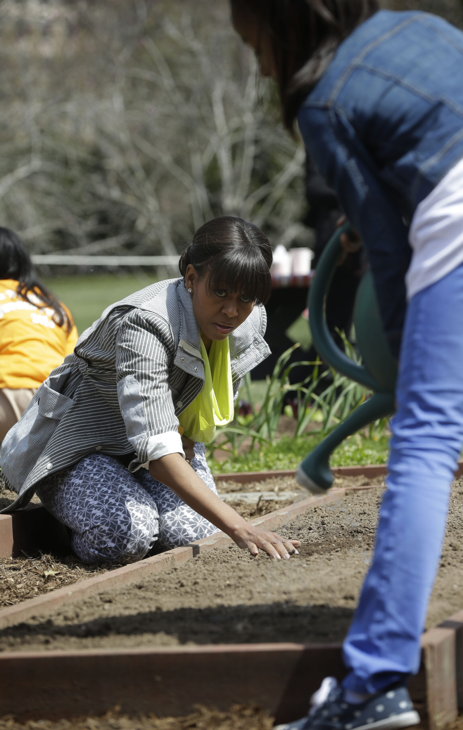 First lady plants White House garden for spring