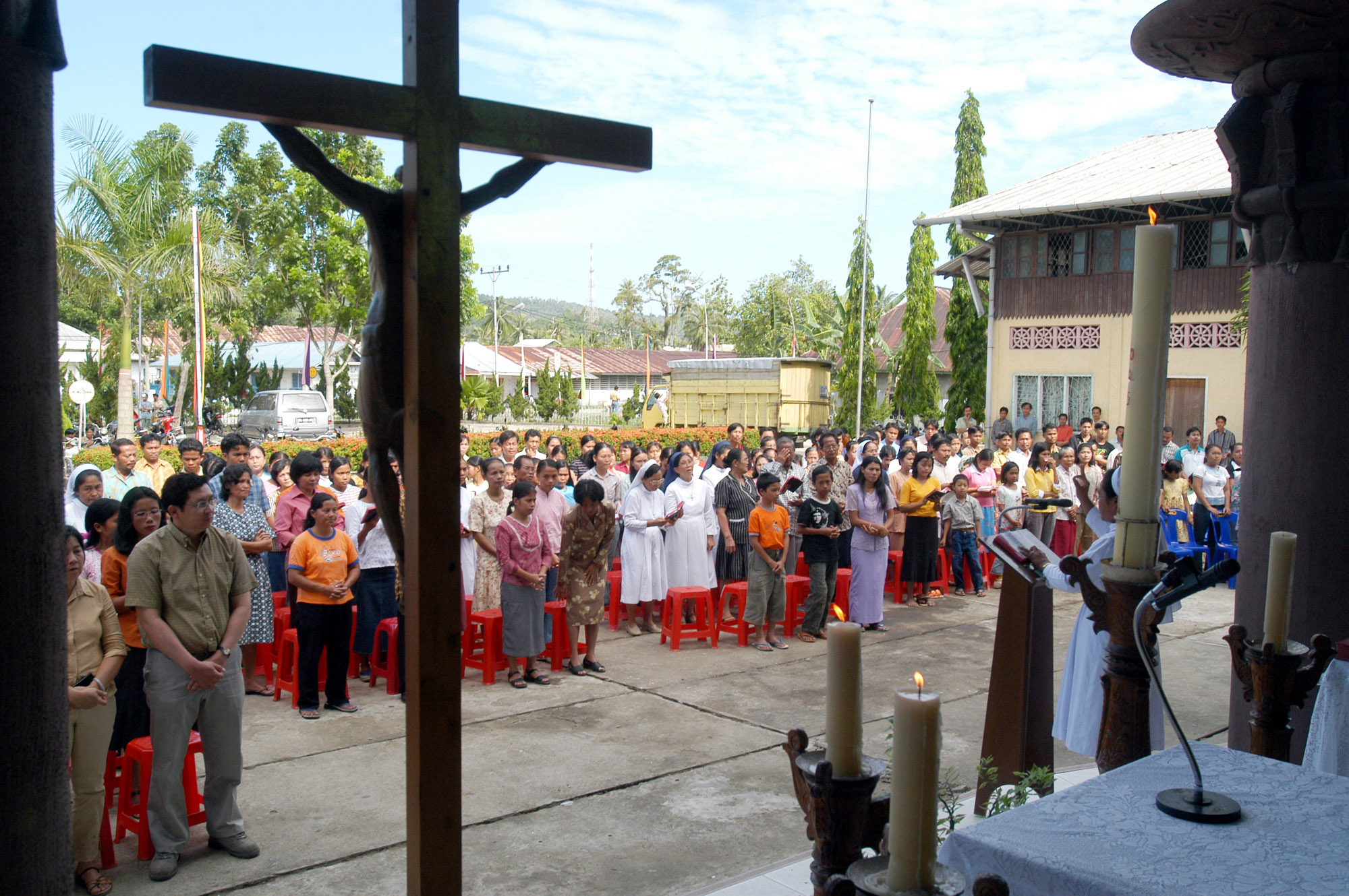 ISIS bomber tries to bomb Indonesian church, stab priest