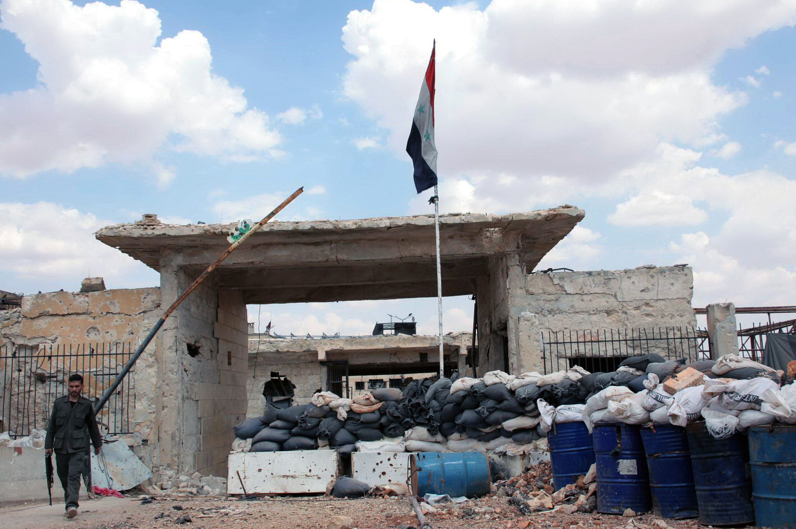 Syrian tanks roll into Aleppo prison grounds