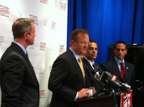 Robert Gibbs (center) and Maryland Gov. Martin O'Malley (left) in Tampa, (Hayley Peterson/Examiner)