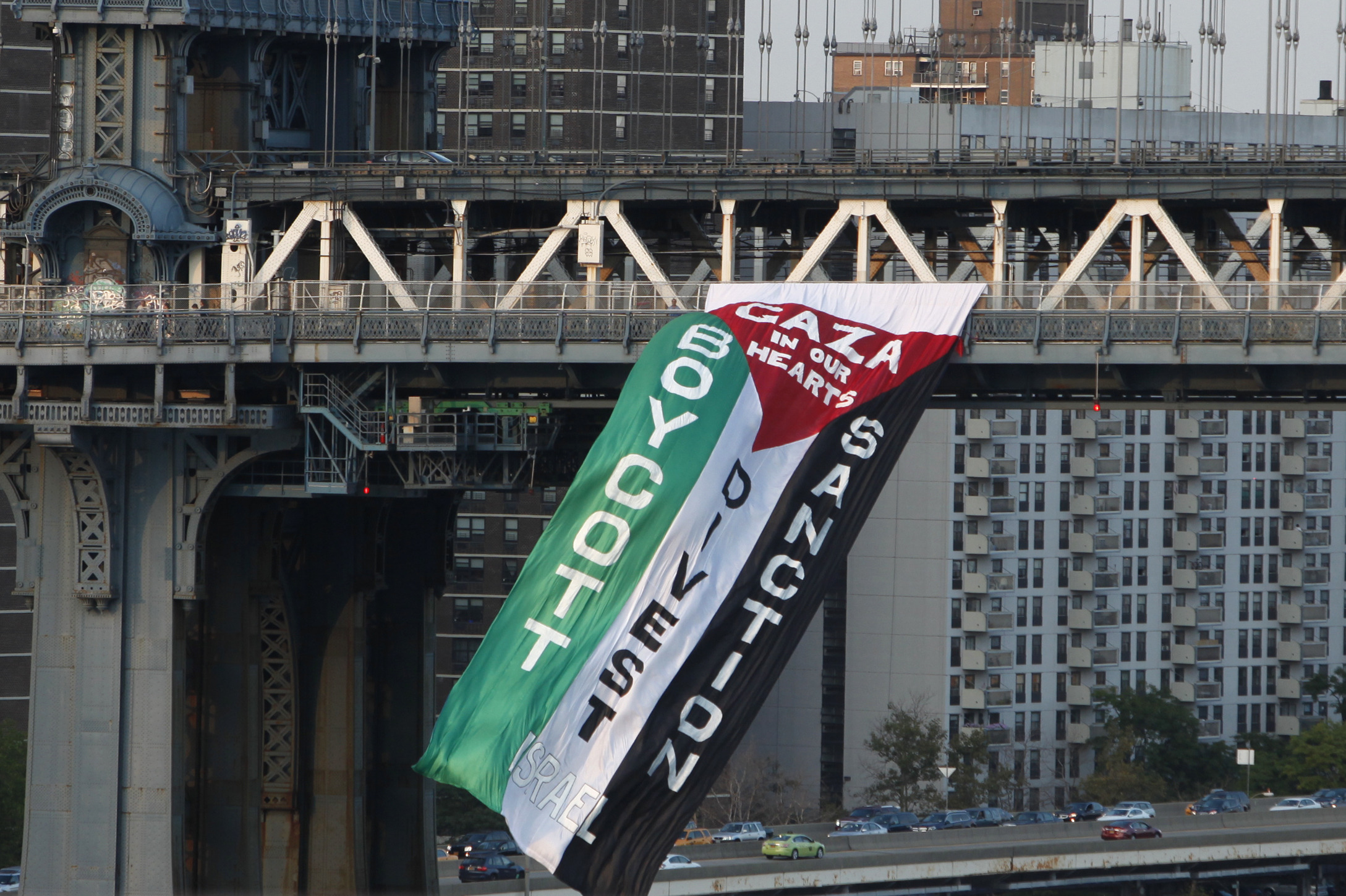 Jewish group: condemn NYC anti-Israel bridge flag