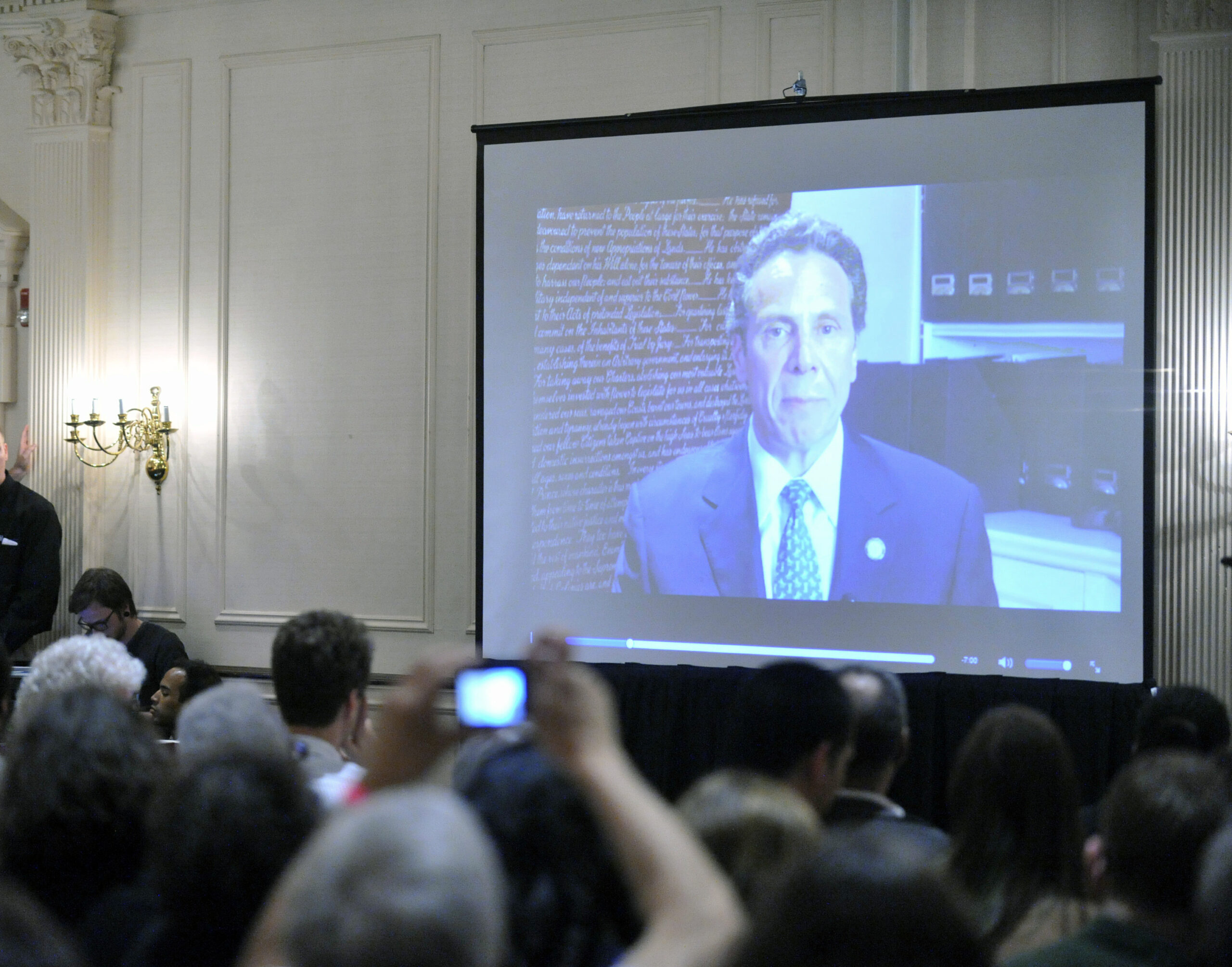 Despite dustup, NY Gov Cuomo gets liberal backing