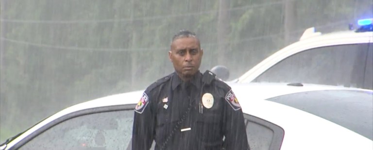 Alabama police officer endures rainstorm to honor fallen veteran
