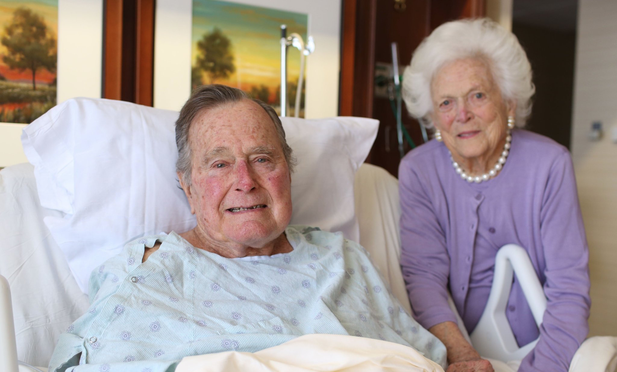 PHOTO: Smiling George H.W. Bush and Barbara Bush send thanks for well-wishes