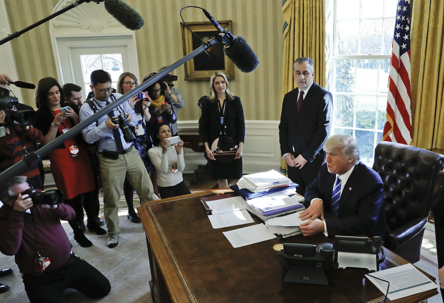 Poll: More have confidence in Trump than media