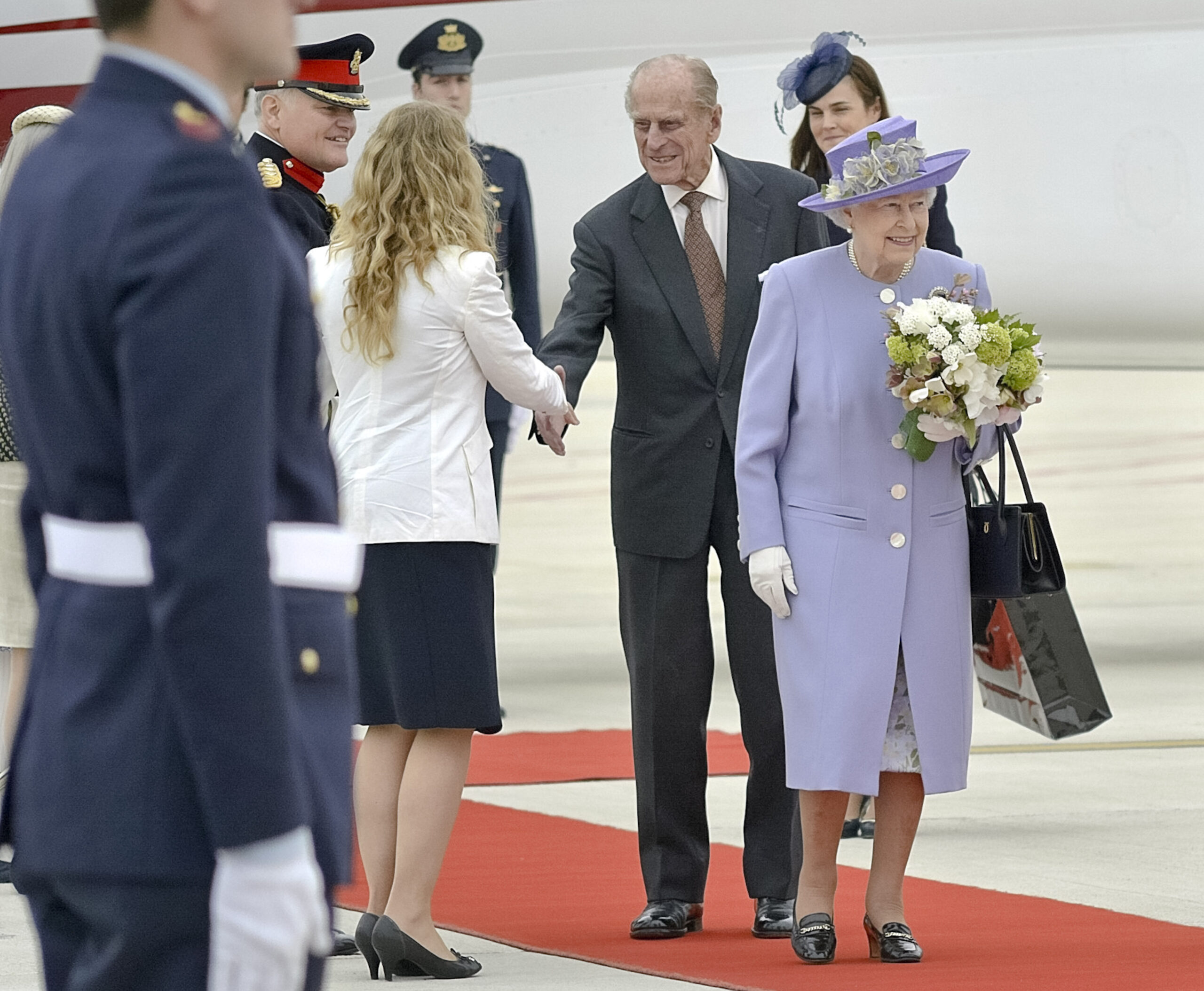 Queen gives honey to pope, who has gift for George
