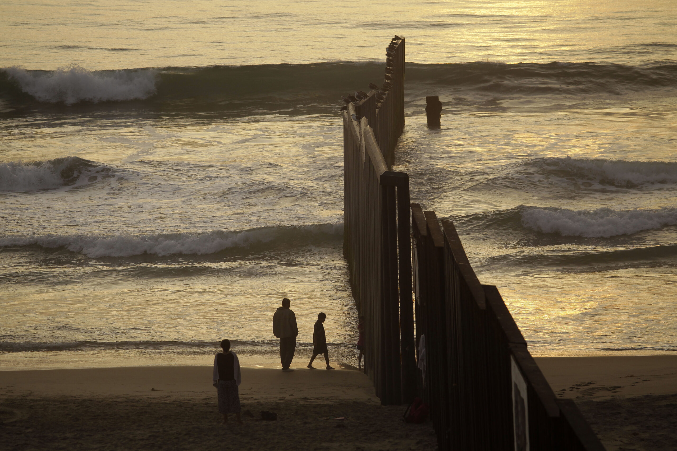 Four Chinese nationals caught crossing from Mexico to US in trunk